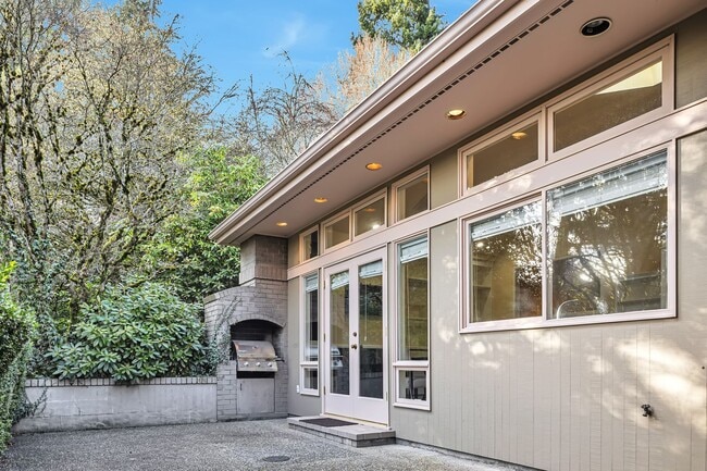 Building Photo - CLICK "REQUEST A TOUR" NOW!