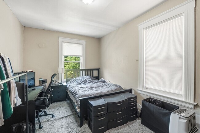 Building Photo - 5 Bedroom Clifton House Available Next to UC Campus