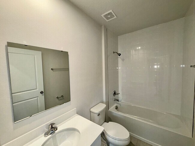 Building Photo - Three Bedroom Home in Winter Haven For Rent!
