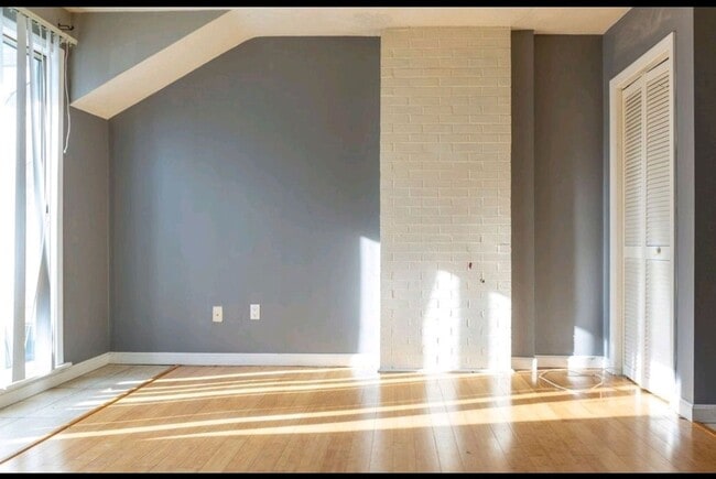 Building Photo - Life is better by the beach! Beach side townhouse 3bed 2.5 bath 1 garage,  master suite with priv...