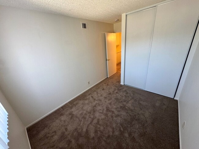 Building Photo - Spacious 3+2.5 Townhome in Woodbridge Park