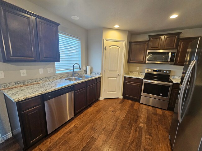 Building Photo - 3 Bed 3 bath house in Lorson Ranch!