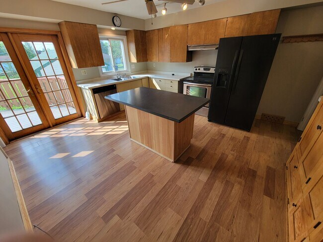 Building Photo - AVAILABLE AUGUST 15th - 4 Bed 3 Bath w/ Spacious Back Deck - SHORT TERM LEASE TILL END OF APRIL