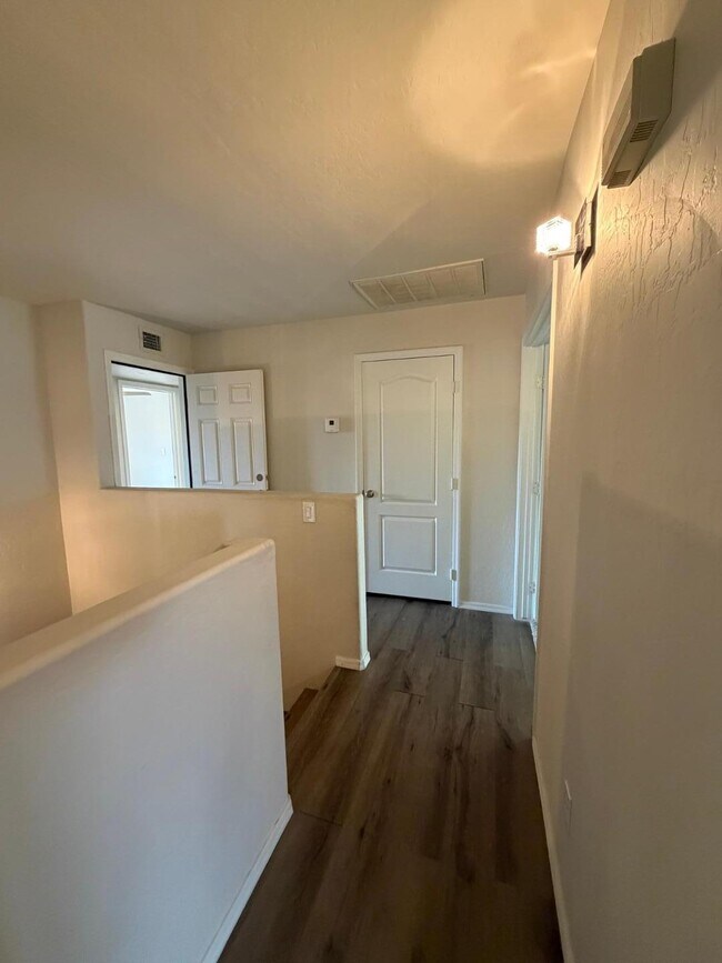 Building Photo - 902 S Surfside Dr