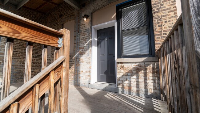 Building Photo - 5404 N Paulina St