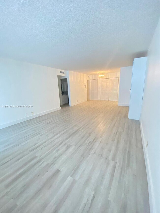 Building Photo - 9225 Collins Ave