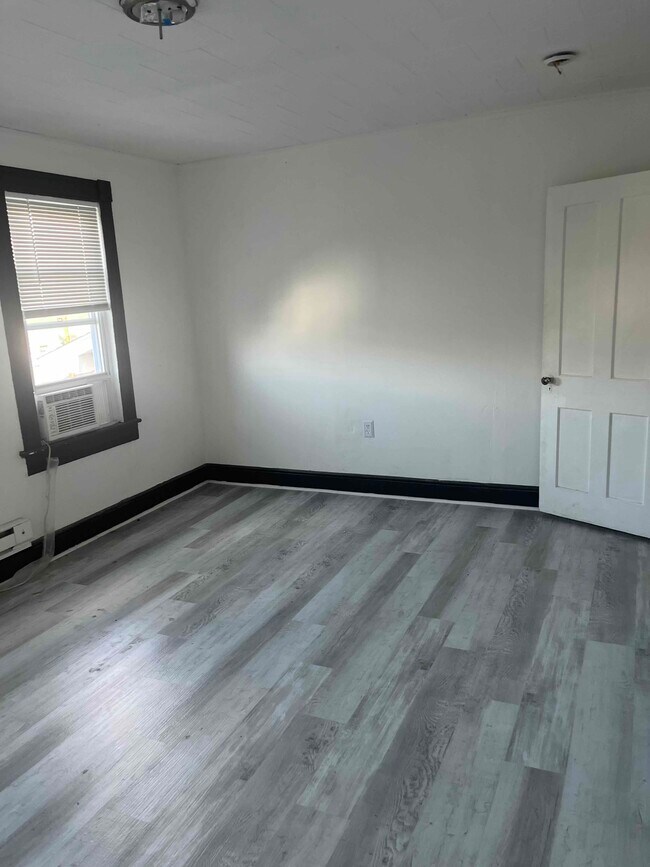 Building Photo - 633 S Blakely St