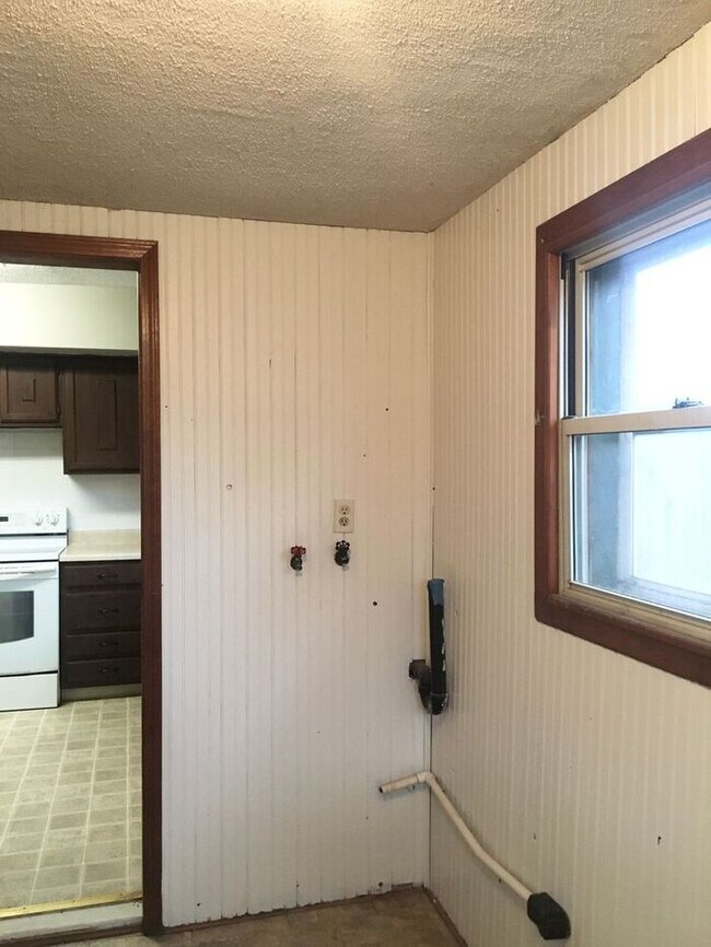Building Photo - 3 bedroom / 1 bath house for rent - $1100-...