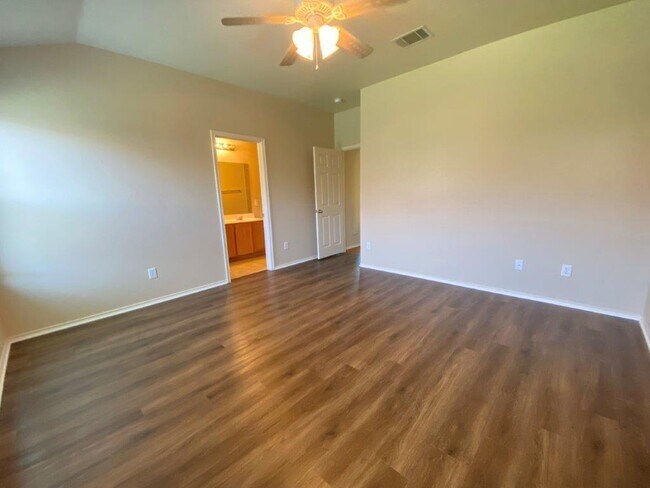 Building Photo - 132 Dove Song Dr