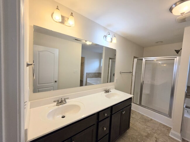 Building Photo - Beautiful Wilmington Floor Plan In Wedgefi...