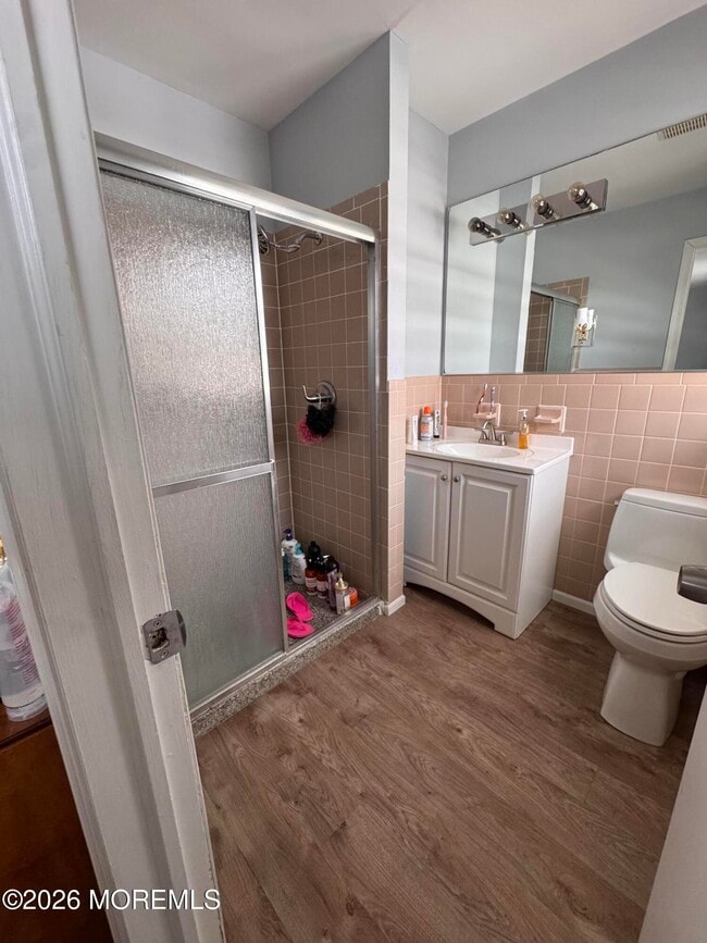 Building Photo - 422 W Lake Ave