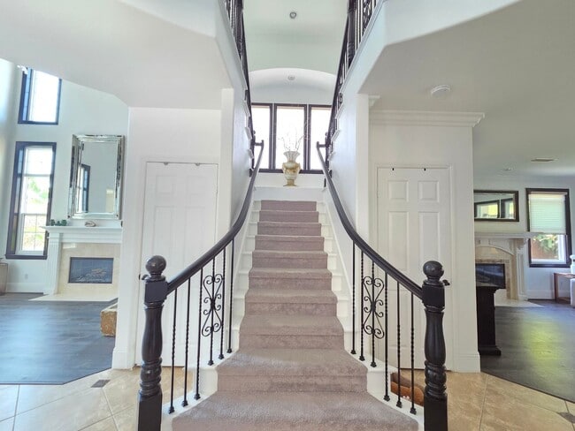 Building Photo - Large 4 Bedroom Home in Rolling Hills Ranch!