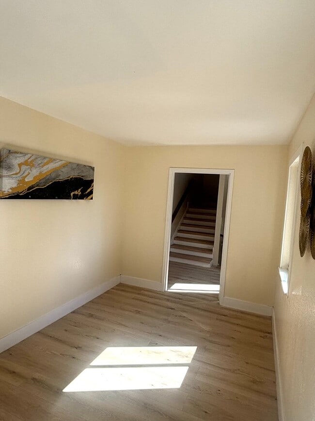 Building Photo - Redwood City Apartments Unit 5