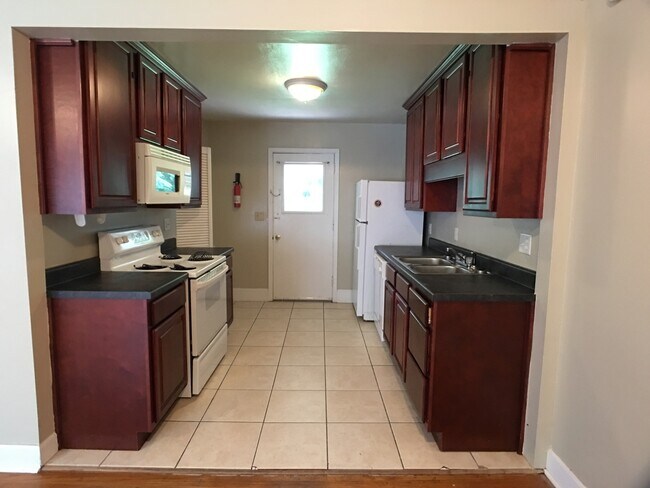 Building Photo - 3 Bedroom 2 Bath located in Brookhaven off Hargrove Road