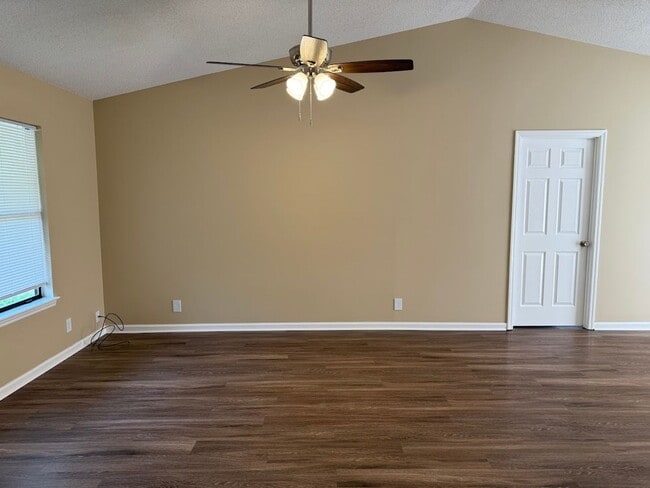Building Photo - 302 Pinedale Dr