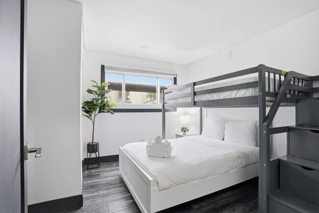 Building Photo - 8743 Thomas Dr