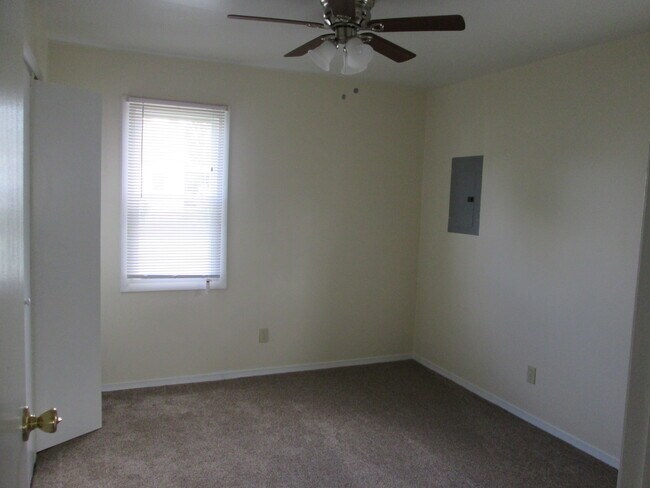 Building Photo - 3504 Oakview Dr