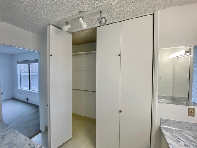 Building Photo - 34 foot boat slip included in rent!  Spacious 3 bedroom Jantzen Beach condo