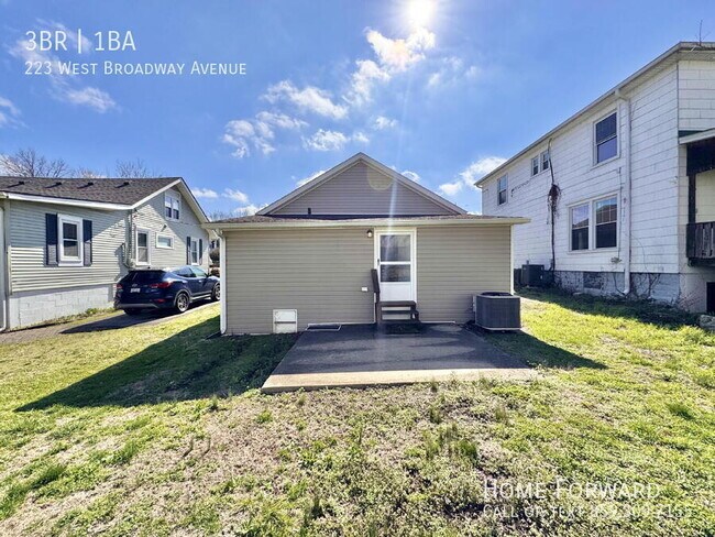 Building Photo - 223 W Broadway Ave