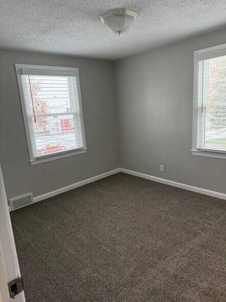 Building Photo - 33 Montfort Dr