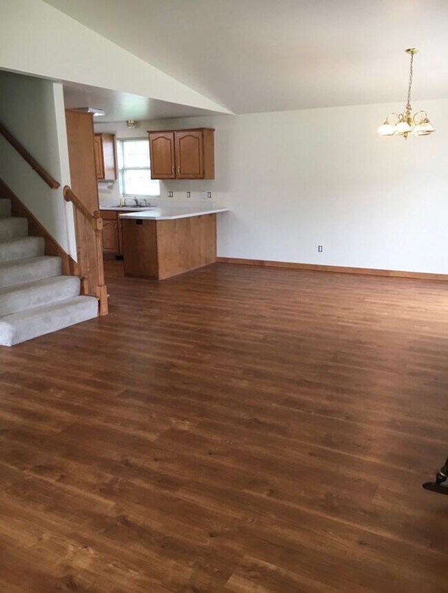 Building Photo - 3 Bed 2 Bath Duplex