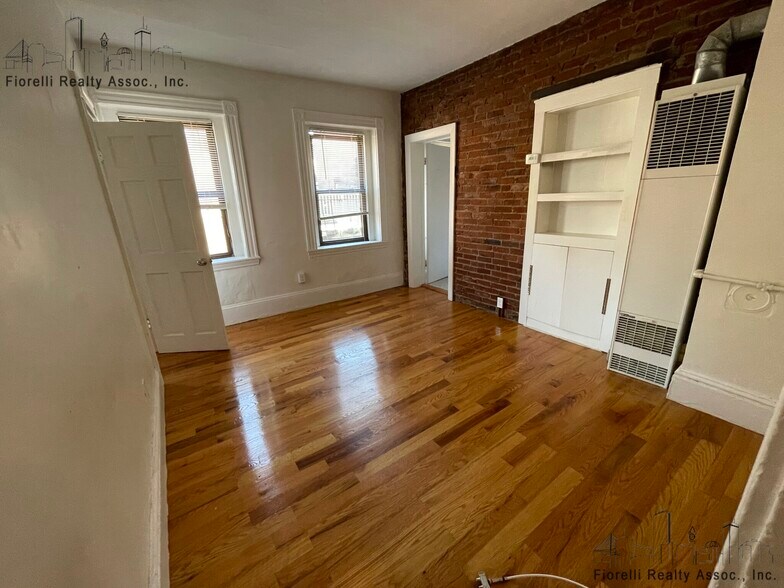 Building Photo - 10 Wiget St