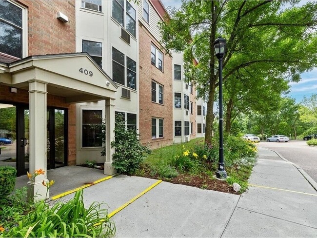 Building Photo - 2BD/1BA Condo at City's Edge, South Burlin...