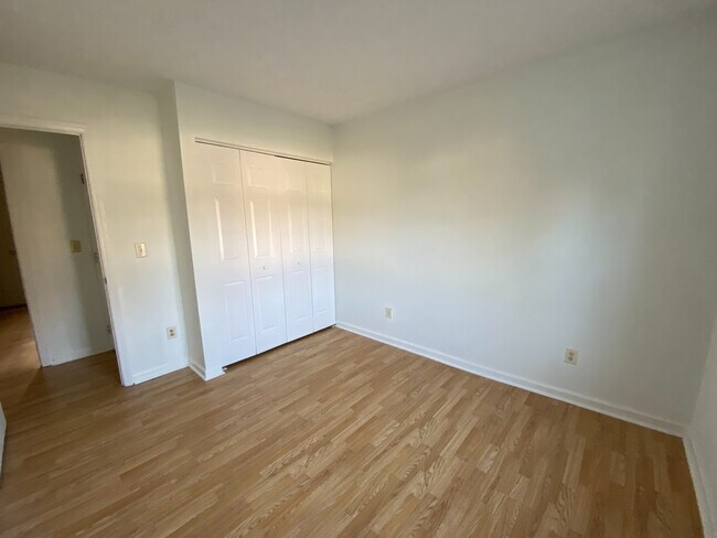 Building Photo - Room in House on Renyard Ct