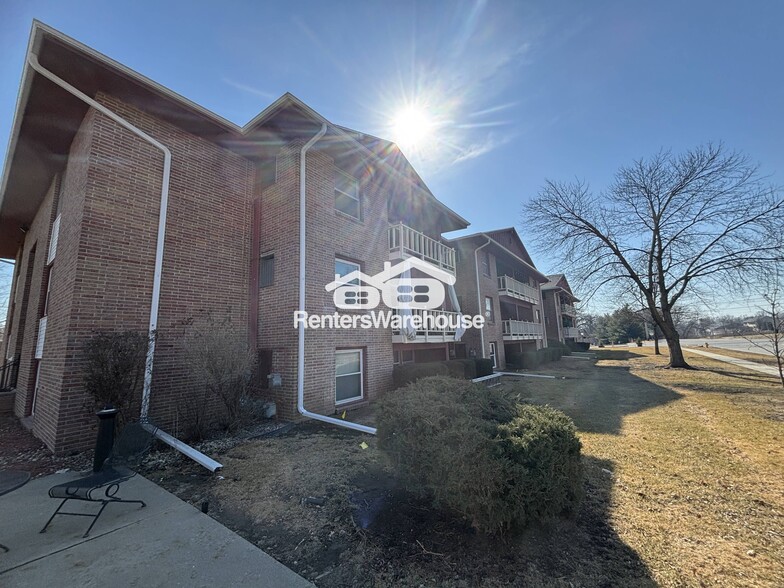 Primary Photo - 7815 Douglas Ave