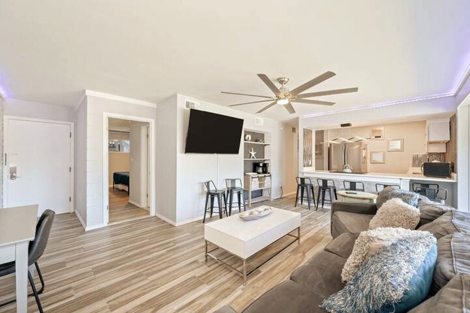 Building Photo - 4000 Gulf Terrace Dr