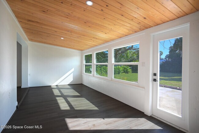 Building Photo - 453 Dolphin St