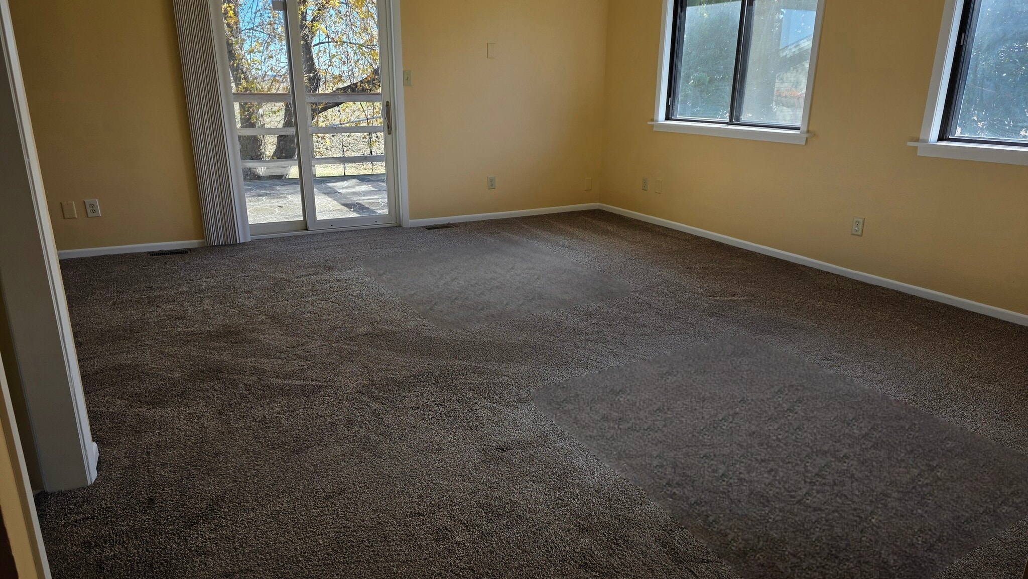 Living room - 616 East St S