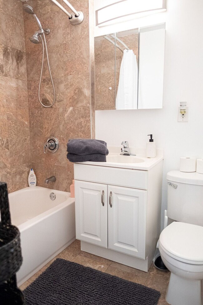 Building Photo - 305 E 95th St