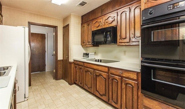 Building Photo - 2121 Stone Creek Dr