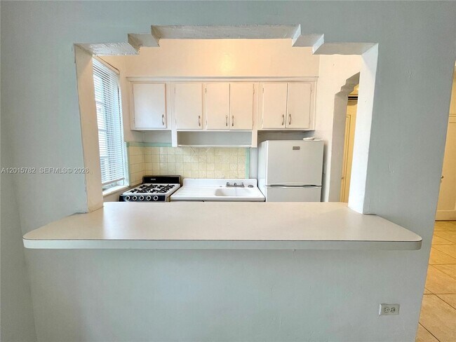 Building Photo - 901 Collins Ave