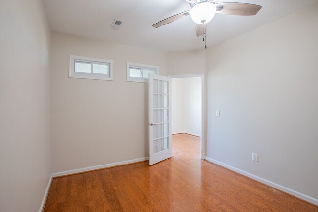 Building Photo - Stunning 3 BR/2.5 BA Townhome in Greenbelt!