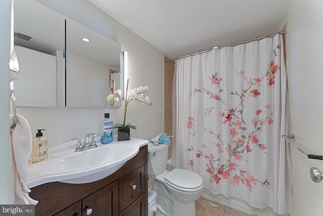 Building Photo - 224 W Rittenhouse Square