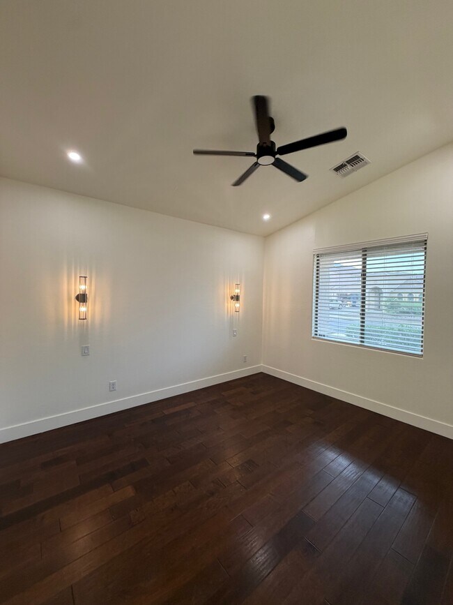 Building Photo - 2741 E Quiet Hollow Ln