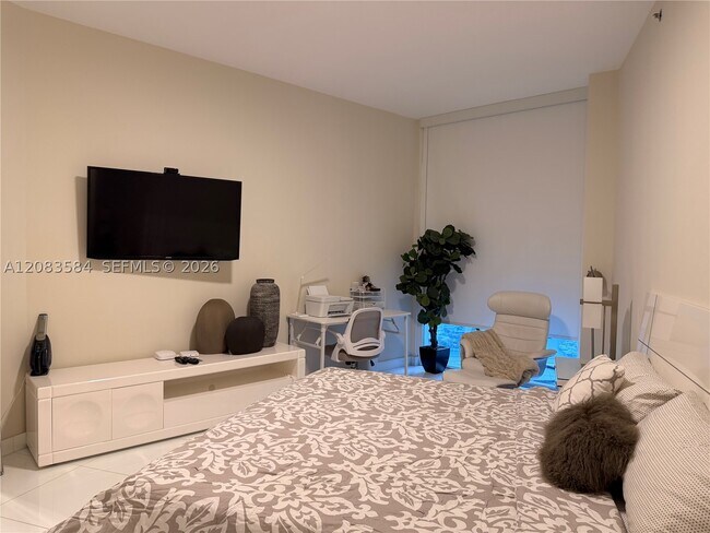 Building Photo - 15811 Collins Ave