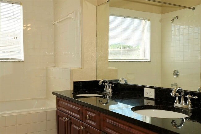 Building Photo - Spacious 2 bed 2 bath condo, split floorpl...