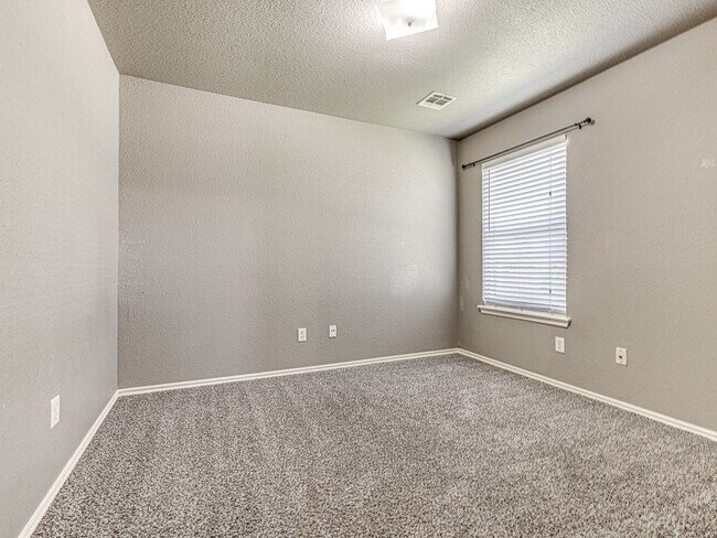 Building Photo - Updated home in Edmond + 3 bed + 2 bath + Edmond Schools