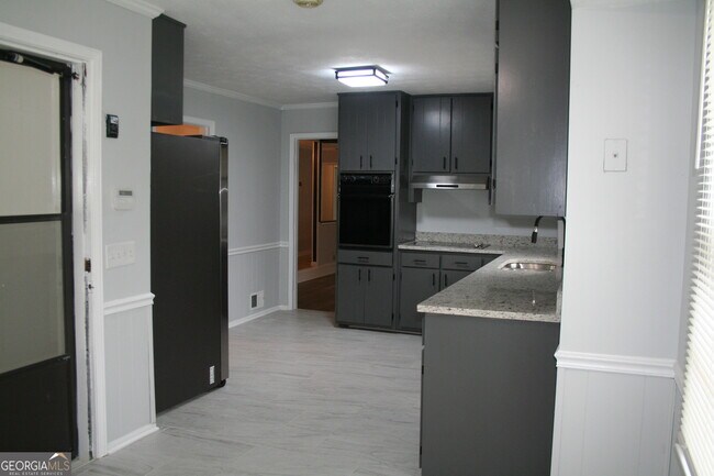 Building Photo - 2075 Pinewood Dr