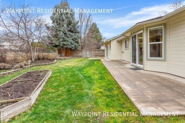 Building Photo - 4943 W Catalpa Dr