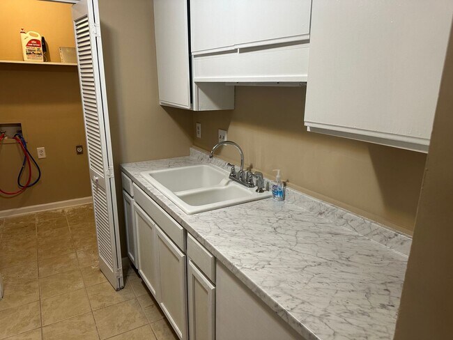 Building Photo - 23 Greenbriar*