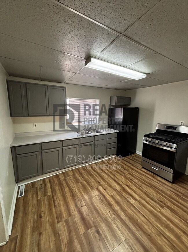 Building Photo - 927 E 1st St