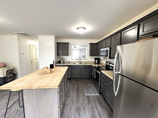 Building Photo - Beautiful Townhome with a Spacious Layout!