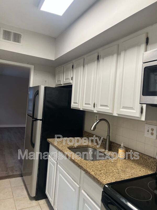 Building Photo - 1322 Fort Myer Dr