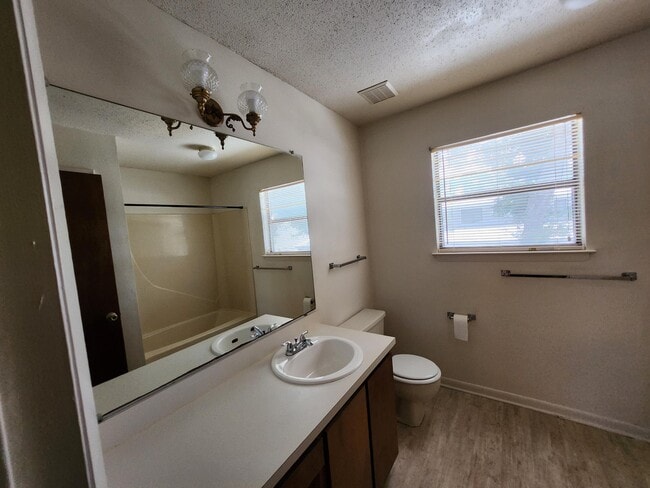 Building Photo - 151 Scottwood Dr SE