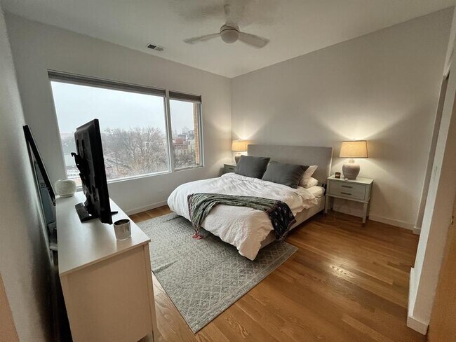 Building Photo - 1637 W Grand Ave