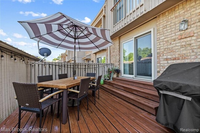 Building Photo - 704 Oakbrook Ridge Dr